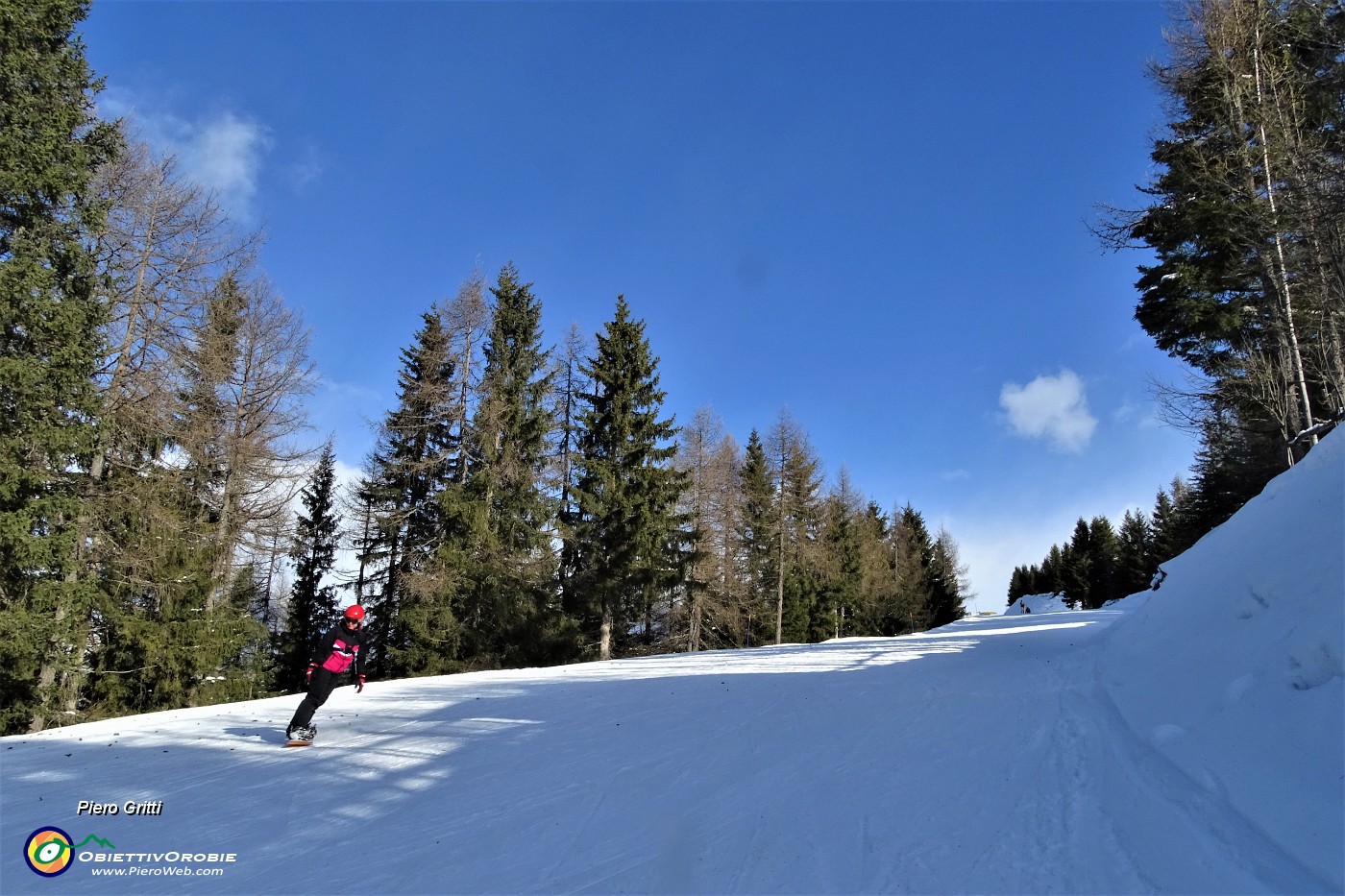 29 Salendo la pista panoramica ora abbastanza esposta al sole .JPG